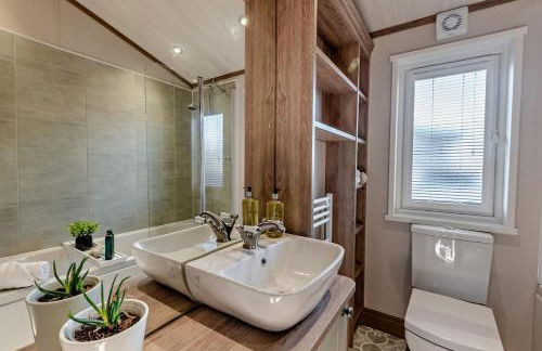 Kingfisher Lodge - Lakeside Lodge With Hot Tub - Foto 42