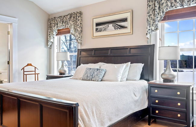 Golf-front Personal Arcade Hot tub Outdoor Kitchen - Photo 2