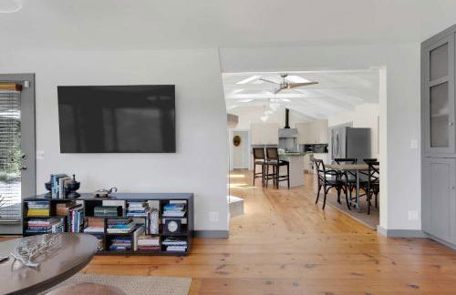 Stylish 3BR Retreat Close to Coast & Wineries - Foto 9