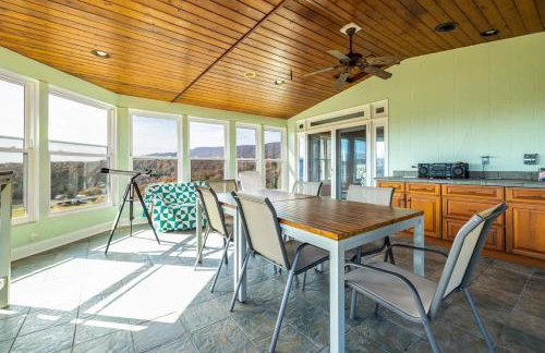 Riverbend Lodge Spacious Riverfront Home with Hot Tub Pool & Mountain view - Foto 59