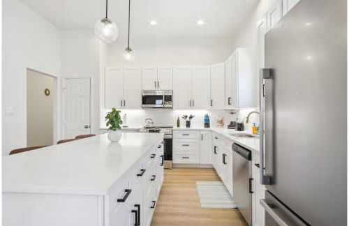 Sleek 4BR3BA Urban Living w Downtown Views - Foto 9