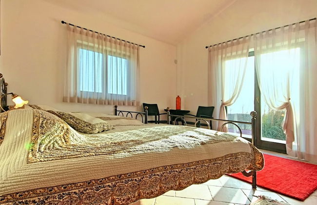 Gorgeous Villa With Private Swimming Pool and Covered Terrace - Foto 9