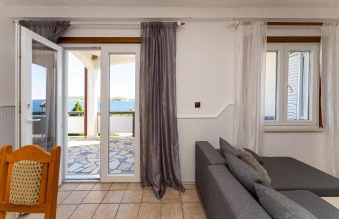 Stunning Apartment In Rtina - Photo 14