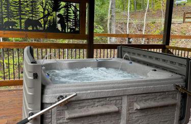 Luxe Cabin with Game Room, Hot Tub & Firepit - Foto 7
