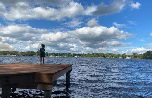 Lakeside Retreat with pool, dock & game room - Foto 12