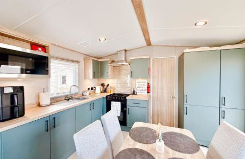 The Retreat - An Luxurious Caravan in Towyn, Wales - Photo 11