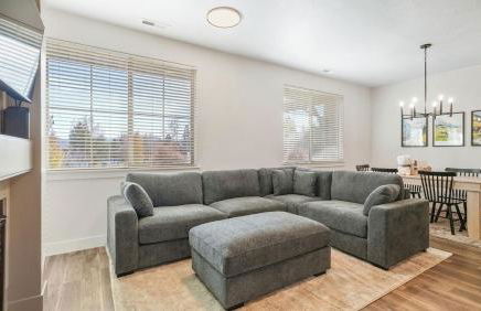 Cozy Swiss Condo -King Bed, Sleeps 6, Free Blanket - Foto 20