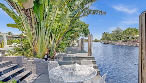 New! Waterfront Heated Pool, Fishing Pier, Designer Touches, 2mi to Beach - Foto 2, Garden, Garden view