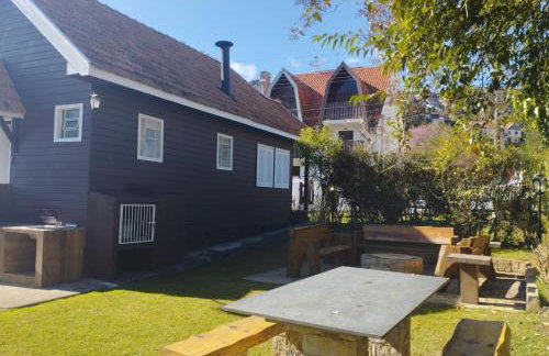 Chale de Madeira - Lareira e Fogueira---lindo gramado com mesa para café da manhã, churrasqueira e fogueira - Foto 43