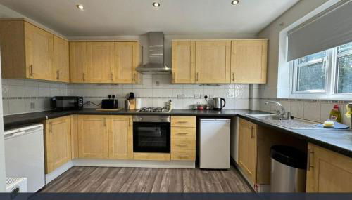 Spacious Townhouse with Garden - Photo 5