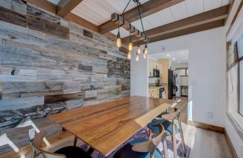 Extra Spacious 2BR Cabin w Office and Outdoor Deck - Foto 13