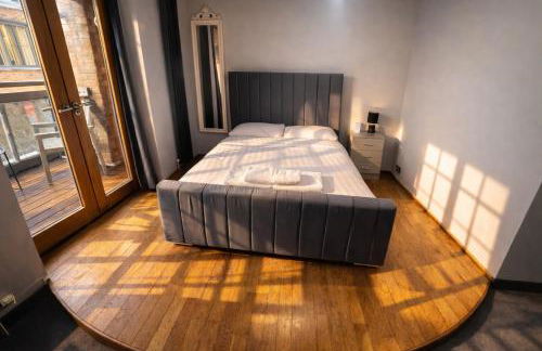 Central Apt With Balcony - Walk to Bars & Stations - Foto 14