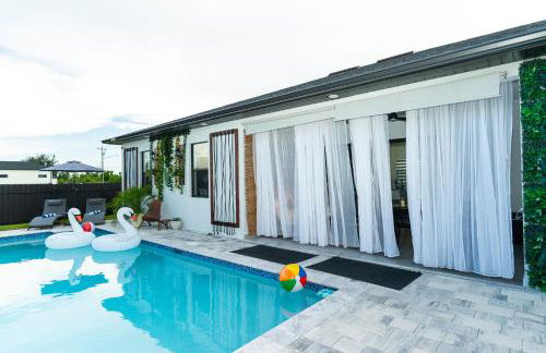 Designer Villa with Heated Pool, BBQ, Firepit, Ideal for Families & Groups - Photo 73