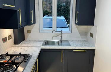 Modern 2 Bedroom House Near London City Airport, Excel, O2 & DLR with FREE Parking & Privet Entrance - Foto 15