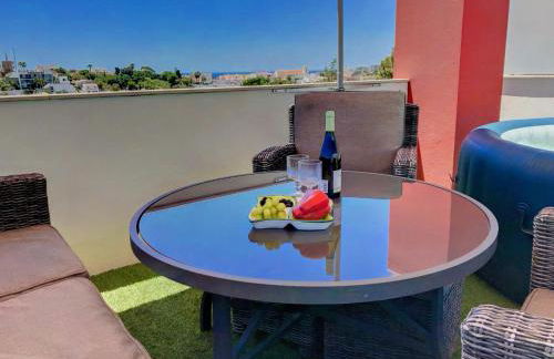 Apartment Beta - 2 Bedrooms, Private Rooftop Patio with Hot Tub, BBQ and View - Foto 5