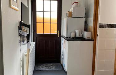 Ensuite room with micro, fridge, washer drier - Foto 12