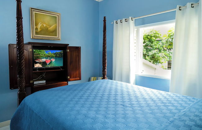 Silver Palms Charming 1BR Private Beach and Pool - Photo 2