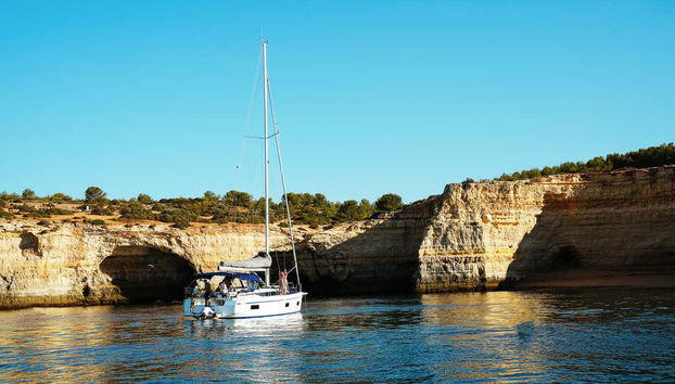Découvrez les célèbres grottes de Benagil depuis la mer !