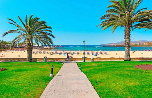 Sunny home in the center near the beach - Photo 32