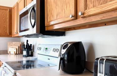 Family Home, Near Disney-Private pool, Spacious 3BR Retreat - Photo 20