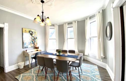 Walk to Wrigley 3BR1BA Sleeps 8 Free Parking - Foto 21
