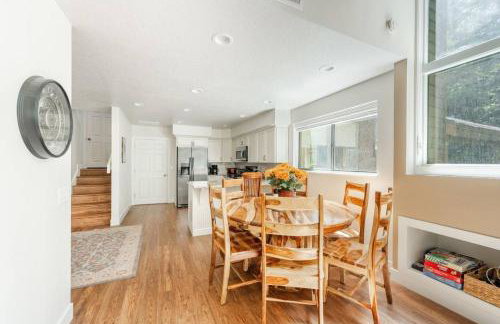 Bright and Cozy Getaway - Photo 7