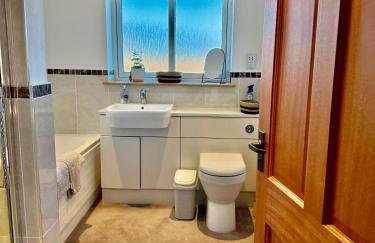 Golf View Spacious Bungalow 2 Bathrooms, Free Parking WiFi - Photo 3