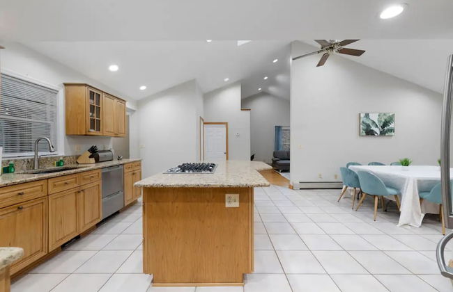 Cozy Fall Home With 4BR and Fireplace - Photo 11