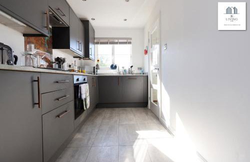 Spacious 3 Bed Home In The Heart Of Bridgend - By EKLIVING LUXE Short Lets & Serviced Accommodation - Foto 8