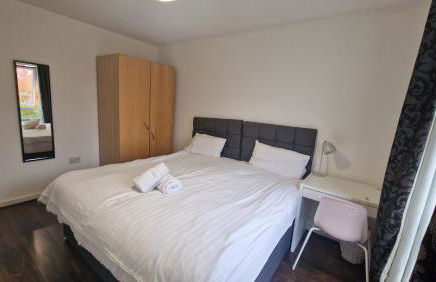 BrumStay - 4 Bedrooms TownHouse sleeps 6 with Driveway Parking and Garden - Foto 15