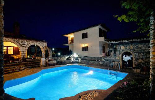 Saltos Village House - Peaceful Poolside Retreat - Foto 16