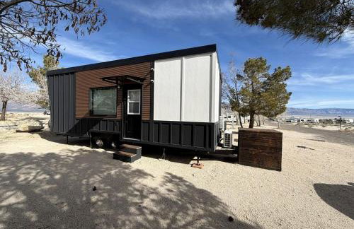 Stylish Modern Tiny House on Wheels with Stunning Mountain Views Near Lone Pine, California - Foto 1