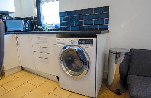 Zeenat Central Bury - Modern 2BR with Free Parking Sleeps 6 - Foto 27