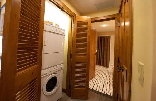 Two Bedroom Condo with a Balcony in Mountaineer Square condo - Foto 9