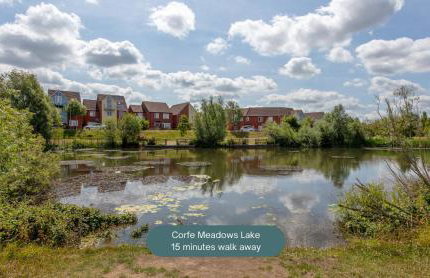 Detached House in Brooklands - Prime Location - Driveway Parking, Self-Check-In, Fast WiFi and Smart TV by Yoko Property - Foto 41