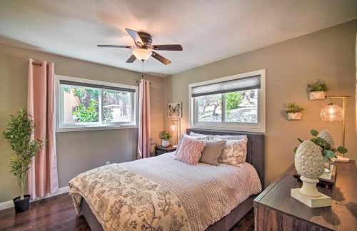 Tree-Lined Twin Peaks Cottage with Custom Stream - Foto 15