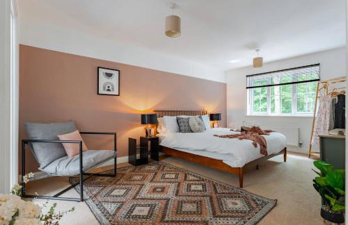 Stylish 5Bedroom Getaway in Quiet Mildenhall Area - Photo 1