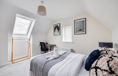 Detached House in Brooklands - Prime Location - Driveway Parking, Self-Check-In, Fast WiFi and Smart TV by Yoko Property - Foto 9