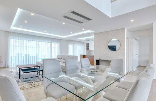 Vita Portucale ! Chic Luxe Villa with Saltwater Pool - Foto 9