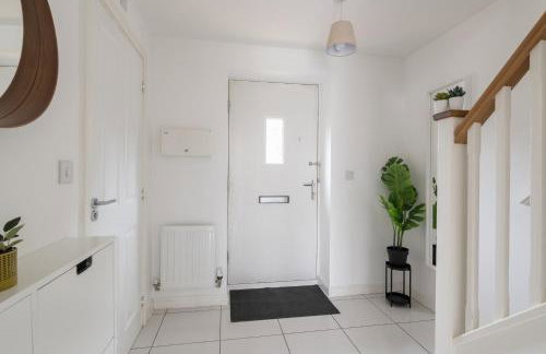 4 Bedroom House By Humming Nest Short Lets & Serviced Accommodation Milton Keynes With Free WiFi & Parking - Foto 8