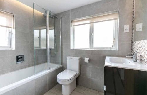 Spacious Modern Garden Family Home - Photo 5