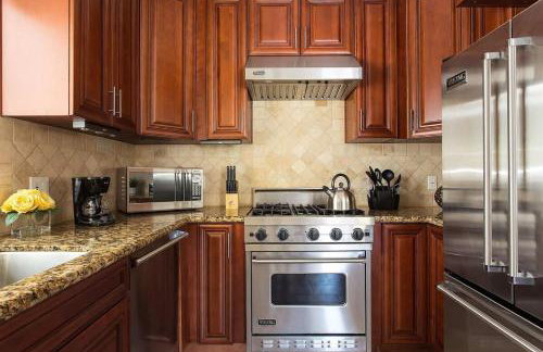 Stylish Home Prime Location with Fireplace & Patio - Foto 20