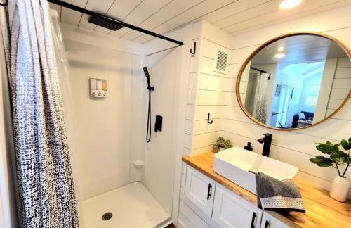 NEW Nook Tiny Home with Deck Firepit Skylights - Foto 17