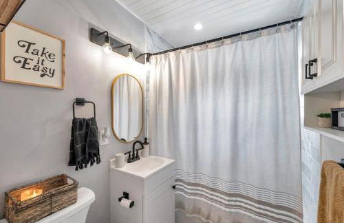 Close to downtown& beach- pool, porch, fenced yard - Foto 13