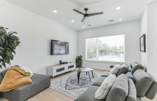 Modern Luxury retreat in downtown - Photo 22