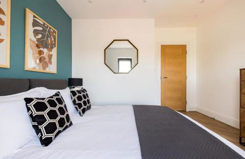 Staines Riverside by Charles Hope - Foto 70