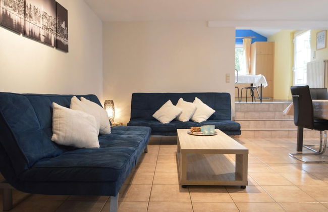 Combine City & Countryside in Well Kept House With Many Games, Next to a Farm - Foto 14