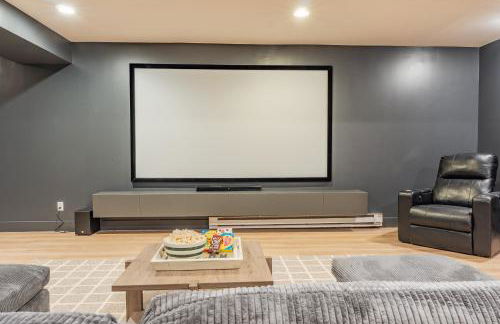 8BR Luxury Maplewood Manor, Hot Tub & Fire Pit - Foto 71