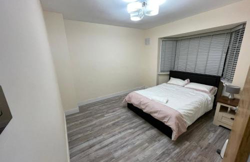 Modern 4-bedroom entire house with Garden - Foto 9