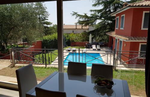 IL CICLAMINO POOL FOR YOUR SOLE USE BIG IN-GROUND - 70m2 house & 300m2 outdoor, child & pet friendly, 10 minutes drive to Montebello Station connecting to Rome centre in 20 minutes, 3 minutes drive to supermarket -4 language warm guest care - Foto 1